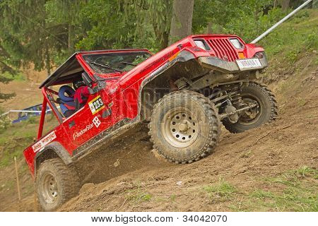 Red os. Off-road bil