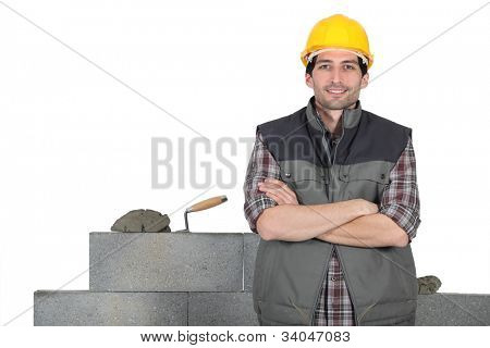pedreiro de artesão posando