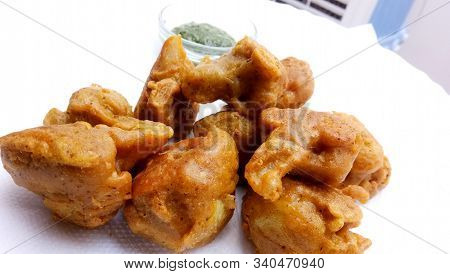 Vegetable Pakora,cauliflower Pakora,served Hot Indian Snack,served Along With Tomato Ketchup,green C