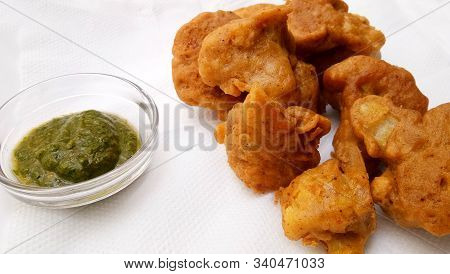 Vegetable Pakora,cauliflower Pakora,served Hot Indian Snack,served Along With Tomato Ketchup,green C
