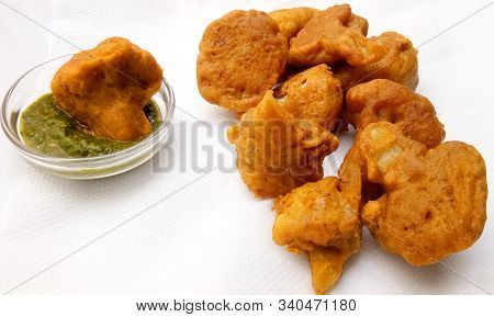 Vegetable Pakora,cauliflower Pakora,served Hot Indian Snack,served Along With Tomato Ketchup,green C
