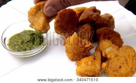 Vegetable Pakora,cauliflower Pakora,served Hot Indian Snack,served Along With Tomato Ketchup,green C
