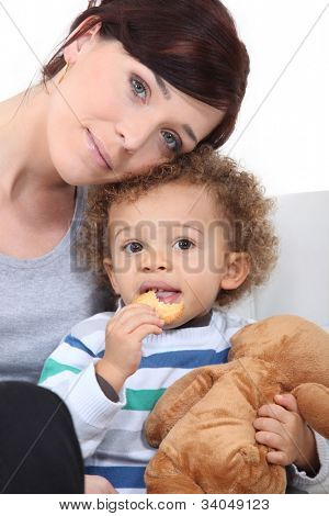 Mãe abraçando seu filho adotivo.