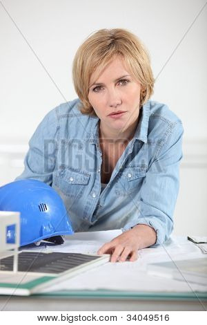 Donna con il modello in scala dell'alloggiamento