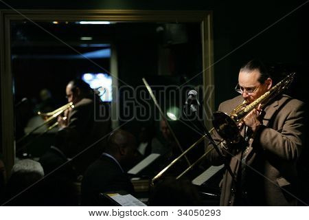 MADISON, NJ - 16 de junho: Steve Turre executa com seu quarteto de Jazz de Shanghai em 16 de junho de 2012 no Ma