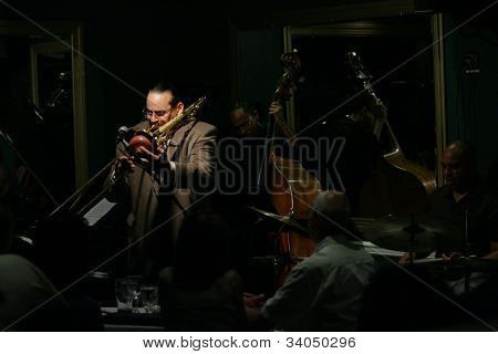 MADISON, NJ - 16 de junho: Steve Turre executa com seu quarteto de Jazz de Shanghai em 16 de junho de 2012 no Ma