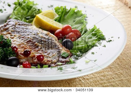 Pesce con frutti di bosco