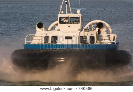 Hovercraft sul mare blu
