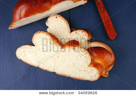 pečený výrobek: snížit challah nad modré malované dřevěné desky