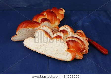 sladký chléb: francouzský chléb řezy nad modrý dřevěný stůl