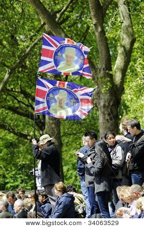 Londyn, UK - 16 czerwca: Człowiek posiadający dwie flagi Diamentowy jubileusz podczas Trooping ceremonii kolor na t