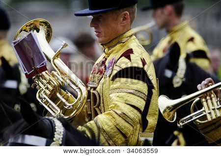 Londyn, UK - 16 czerwca: Trooping ceremonii kolor w centrum handlowym i w Pałacu Buckingham, 16 czerwca,
