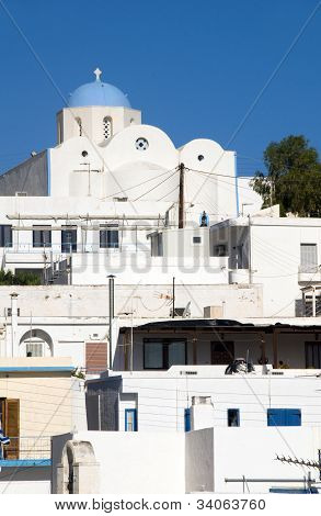 Cicladi architettura bianco edifici con persiane blu cupola Chiesa capitale Adamas Milos Grecia