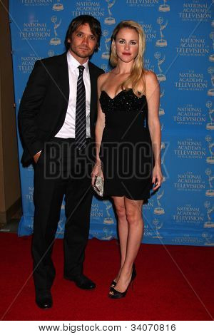 LOS ANGELES - 17 JUN: Dominic Zamprogna, Julie Marie Berman aankomt op de 2012 overdag creatieve Em