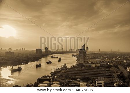 Sun Dawn Bangkok am Fluss Chaophraya