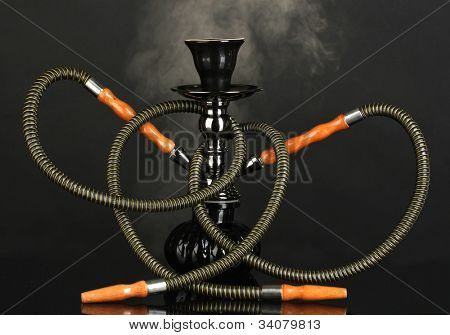 검은 배경에 연기 물 담 뱃 대