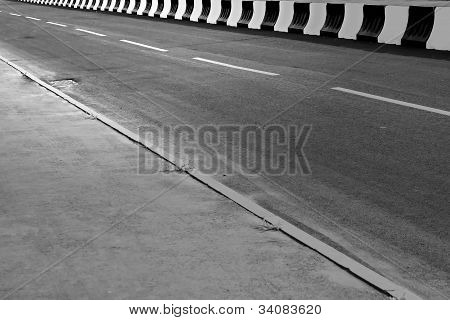 Strada asfaltata con un recinto
