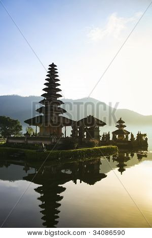 Balijské jezero chrám úsvitu Bali Indonésie
