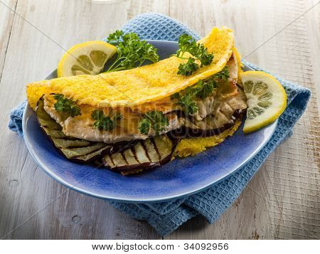 panino con pollo e cibo sano, melanzana alla griglia