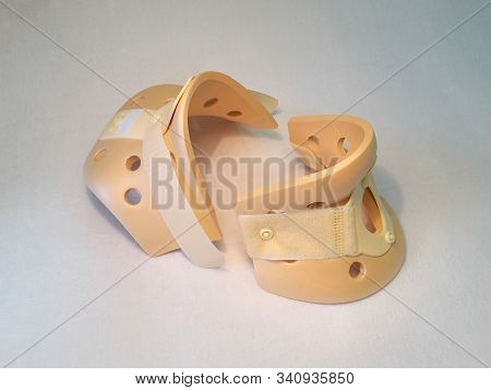 Neck Collar Size S-8 Cm With Hole For Tracheostomy, Made Of Foam Material In Beige Color, Image