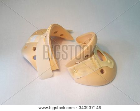 Neck Collar Size S-10 Cm With Hole For Tracheostomy, Made Of Foam Material In Beige Color, Image