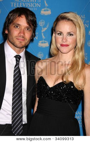 LOS ANGELES - 17 JUN: Dominic Zamprogna, Julie Marie Berman aankomt op de 2012 overdag creatieve Em