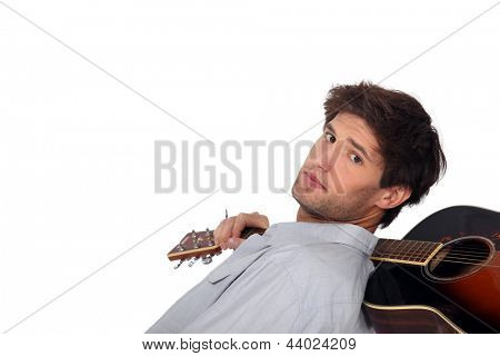 Egy ember egy akusztikus gitár.
