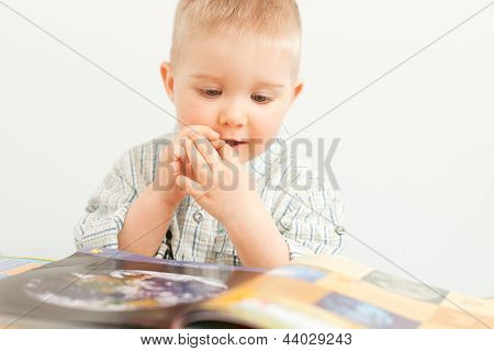 zvědavý chlapeček studovat s boock