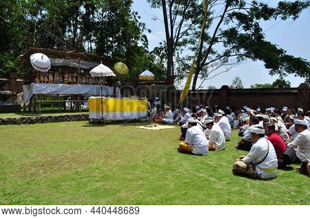 Bogor, Indonesia - September 11, 2011: Hindus People Conducting A Hindus Religious Ceremony At Parah