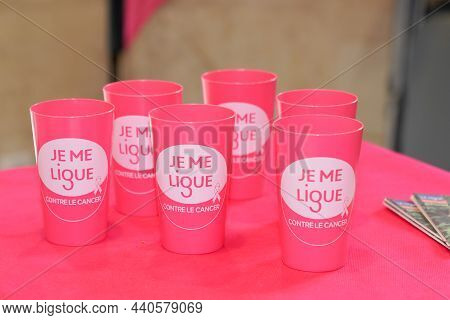 Bordeaux , Aquitaine France - 11 11 2021 : La Ligue Contre Le Cancer Logo Brand And Text Sign On Pin