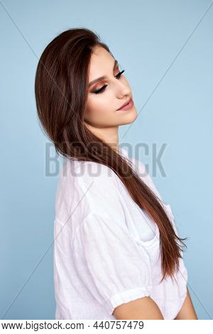 Young Atractive Caucation Brunett Madel Posing In A Shtudio, Beauty Head Shots