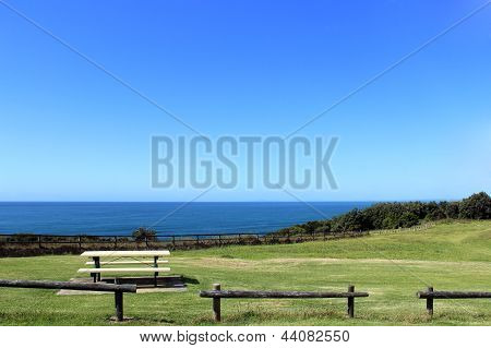 Mesa de piquenique, com vista para o Oceano