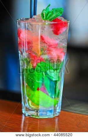 สตรอเบอร์รี่ mohito ค็อกเทล ด้วยน้ำแข็งและมิ้นท์