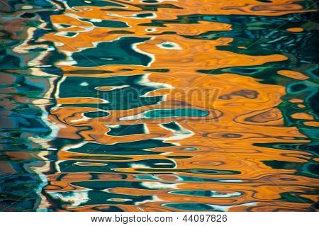 Astratto riflesso colorato edificio di Venezia sul Canal