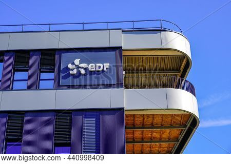 Montpellier , Occitanie France - 11 20 2021 : Edf Logo Sign And Brand Text On Facade Agency Of Frenc