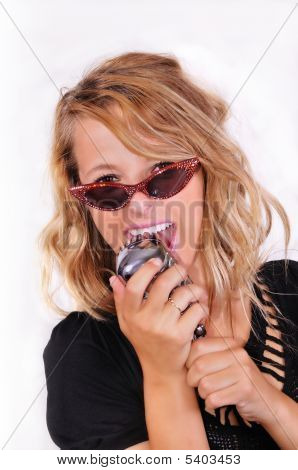 Junge Frau singen