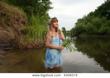 Chica en guirnalda de flores
