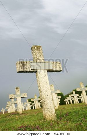 Righe di lapidi In un cimitero militare