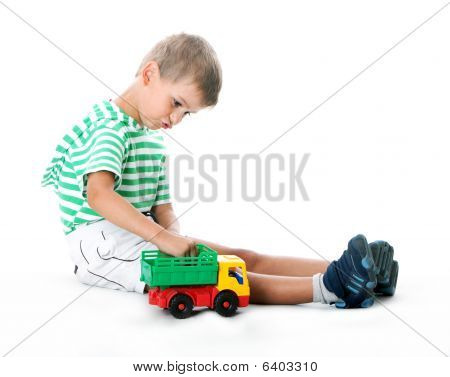 Menino com um brinquedo