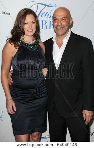 LOS ANGELES - APR 25:  Maureen Hunphrey, Yossi Dina at the 19th Annual 