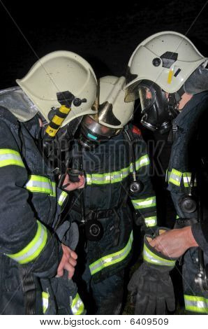 พนักงานดับเพลิงใน Respirators