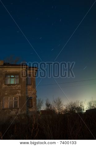 Ster paden over oude huis
