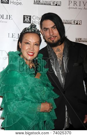 LOS ANGELES - OCT 15:  Sue Wong, Dave Navarro at the Sue Wong 