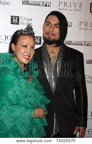 LOS ANGELES - OCT 15:  Sue Wong, Dave Navarro at the Sue Wong 
