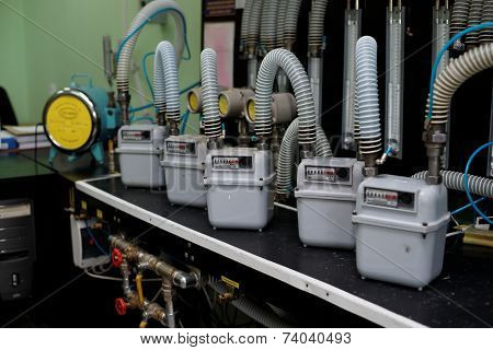 Apparatus for checking gas meters