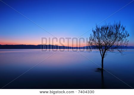 Una vista del lago Ohrid al tramonto
