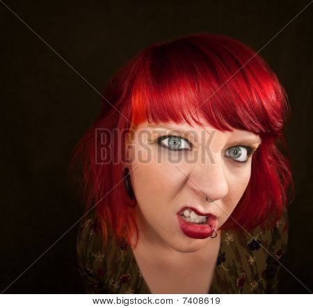 Punky menina com cabelo vermelho