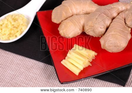 Ginger ruka s mleté a plátky zázvoru