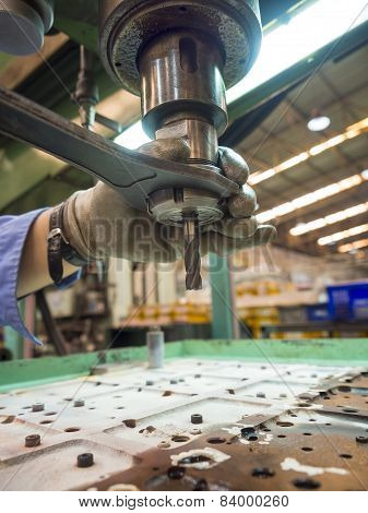 Operator Machining Mold And Die Parts For Automotive