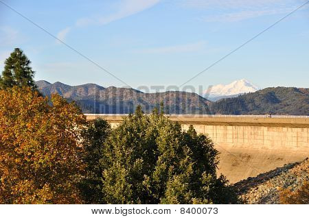 Shasta Lake Dam i det nordlige Californien
